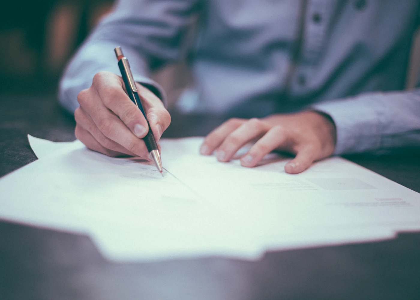 Signature de documents, visuel illustratif des formalités
